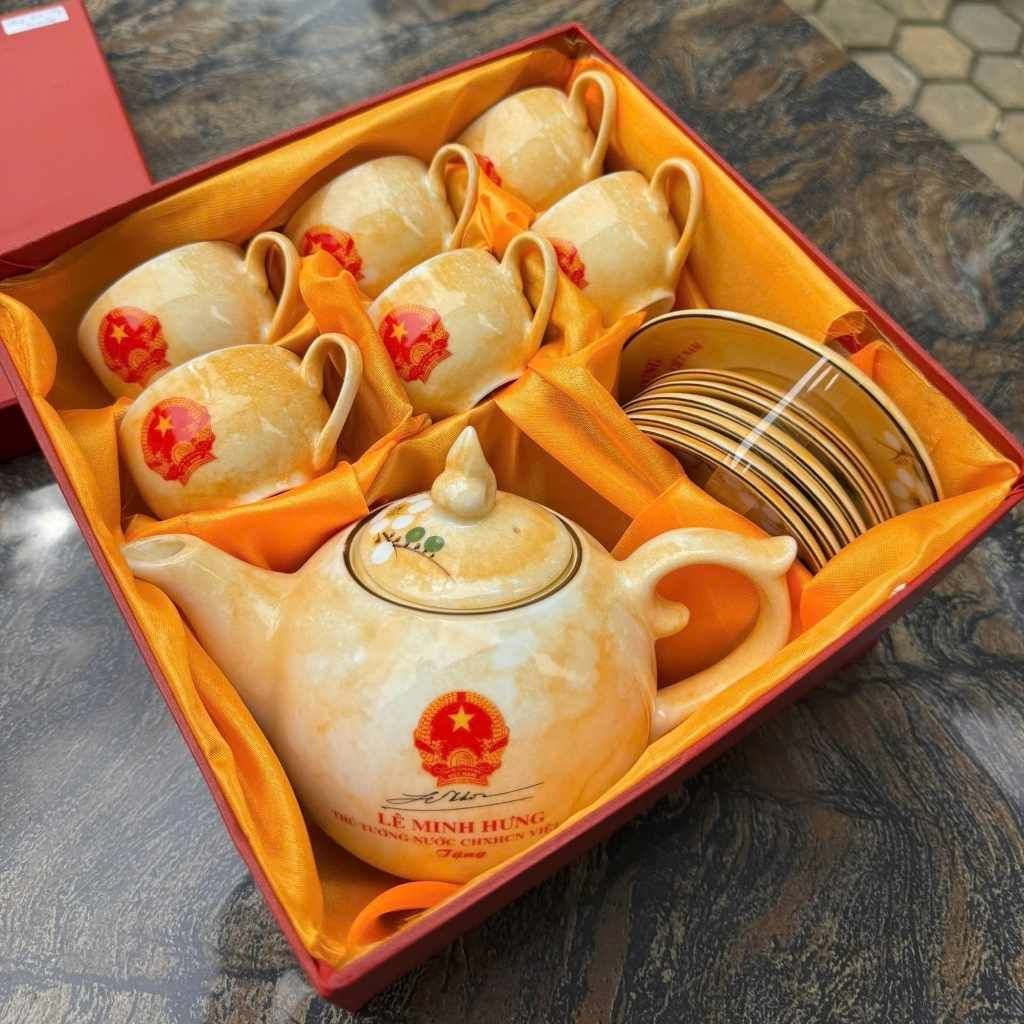  Ấm Chén Quà Tặng Bát Tràng In Chữ Thủ Tướng Lê Minh Hưng BKCECN-10538 
