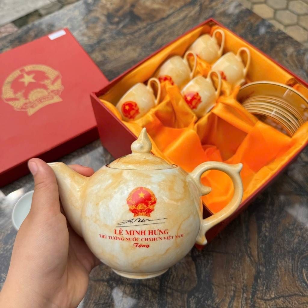  Ấm Chén Quà Tặng Bát Tràng In Chữ Thủ Tướng Lê Minh Hưng BKCECN-10538 