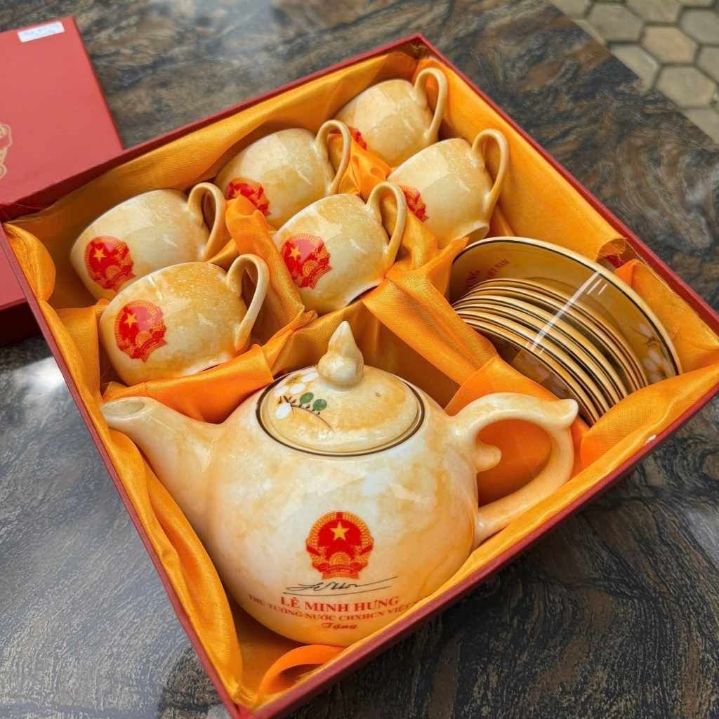  Ấm Chén Quà Tặng Bát Tràng In Chữ Thủ Tướng Lê Minh Hưng BKCECN-10538 