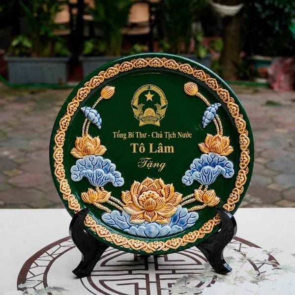  Đĩa Cảnh Gốm Sứ Đắp Nổi Quà Tặng Tổng Bí Thư - Chủ Tịch Nước Tô Lâm BKCECN-10547 