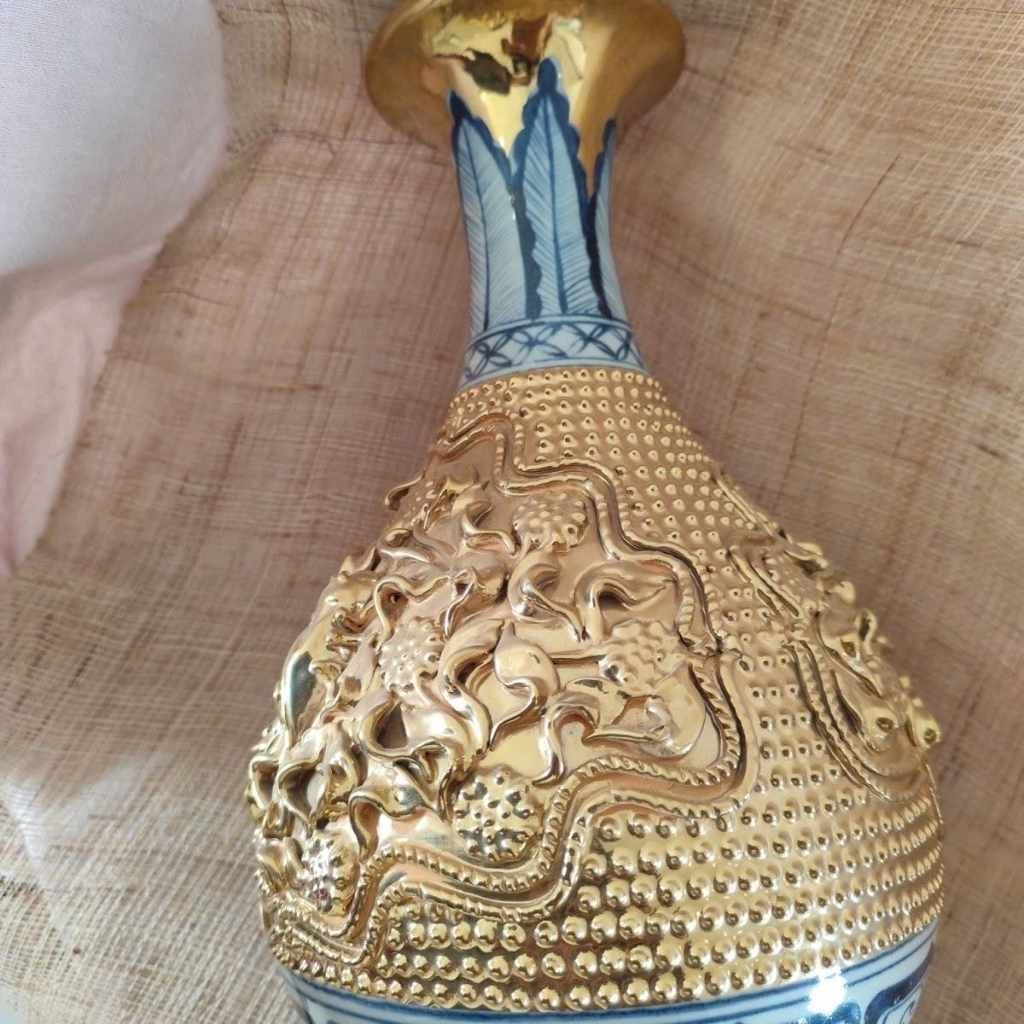  Bình Hoa Gốm Sứ Dát Vàng Đắp Nổi Họa Tiết Hoa Sen Cổ Điển BKCECN-10625 