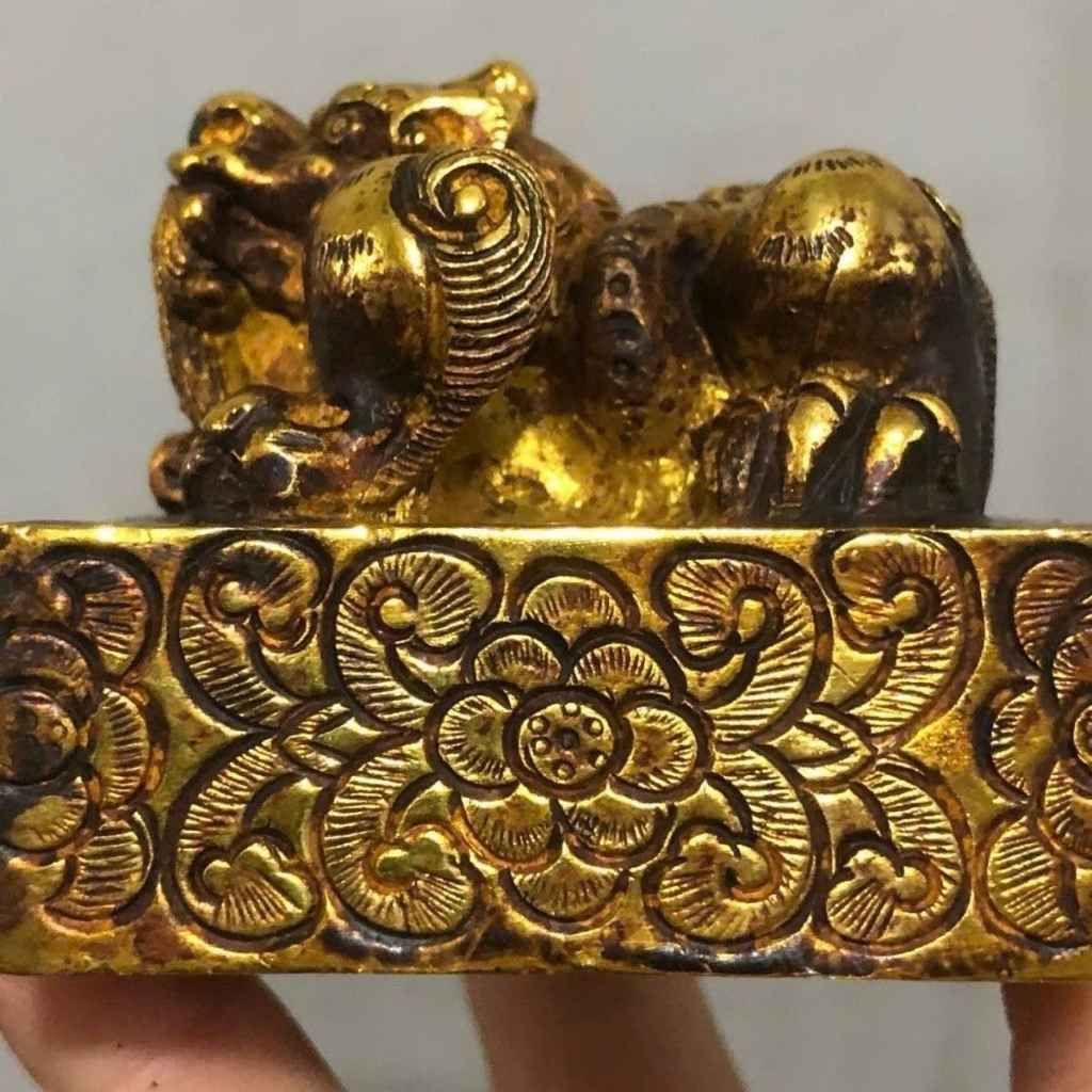  Chặn Giấy Đồng Cổ Hình Kỳ Lân Vờn Tú Cầu BKMECN-9737 