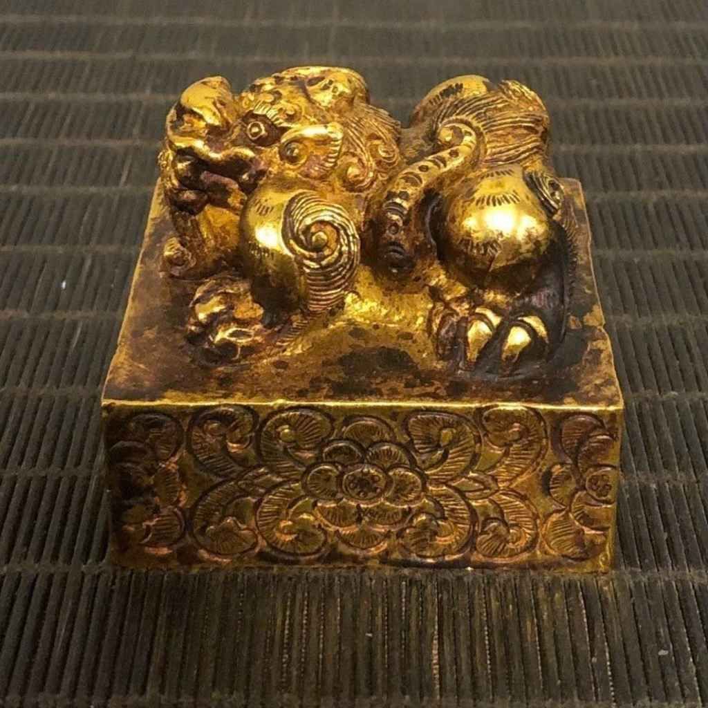  Chặn Giấy Đồng Cổ Hình Kỳ Lân Vờn Tú Cầu BKMECN-9737 