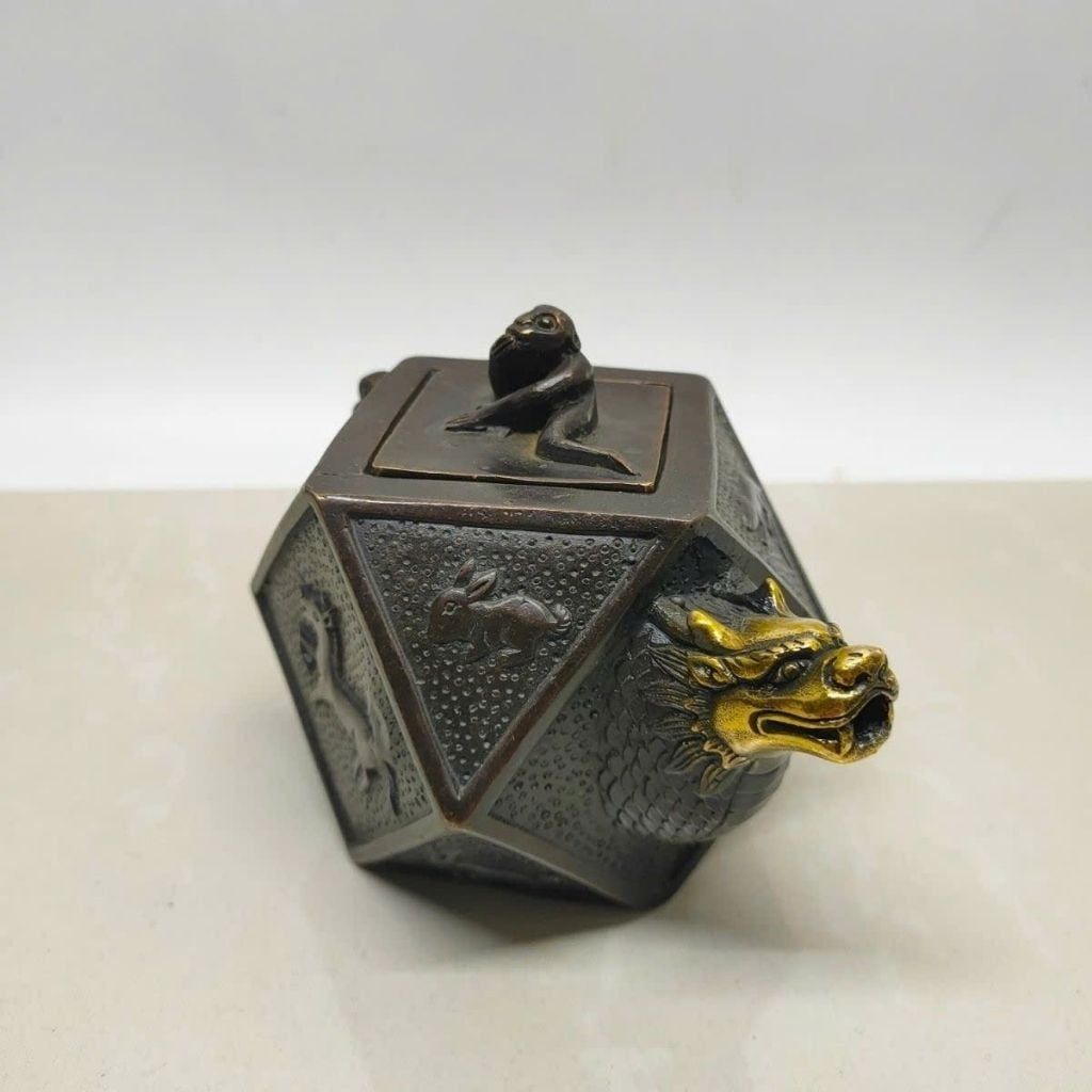  Ấm Đồng Đa Giác Chạm Khắc Linh Vật BKMECN-9743 