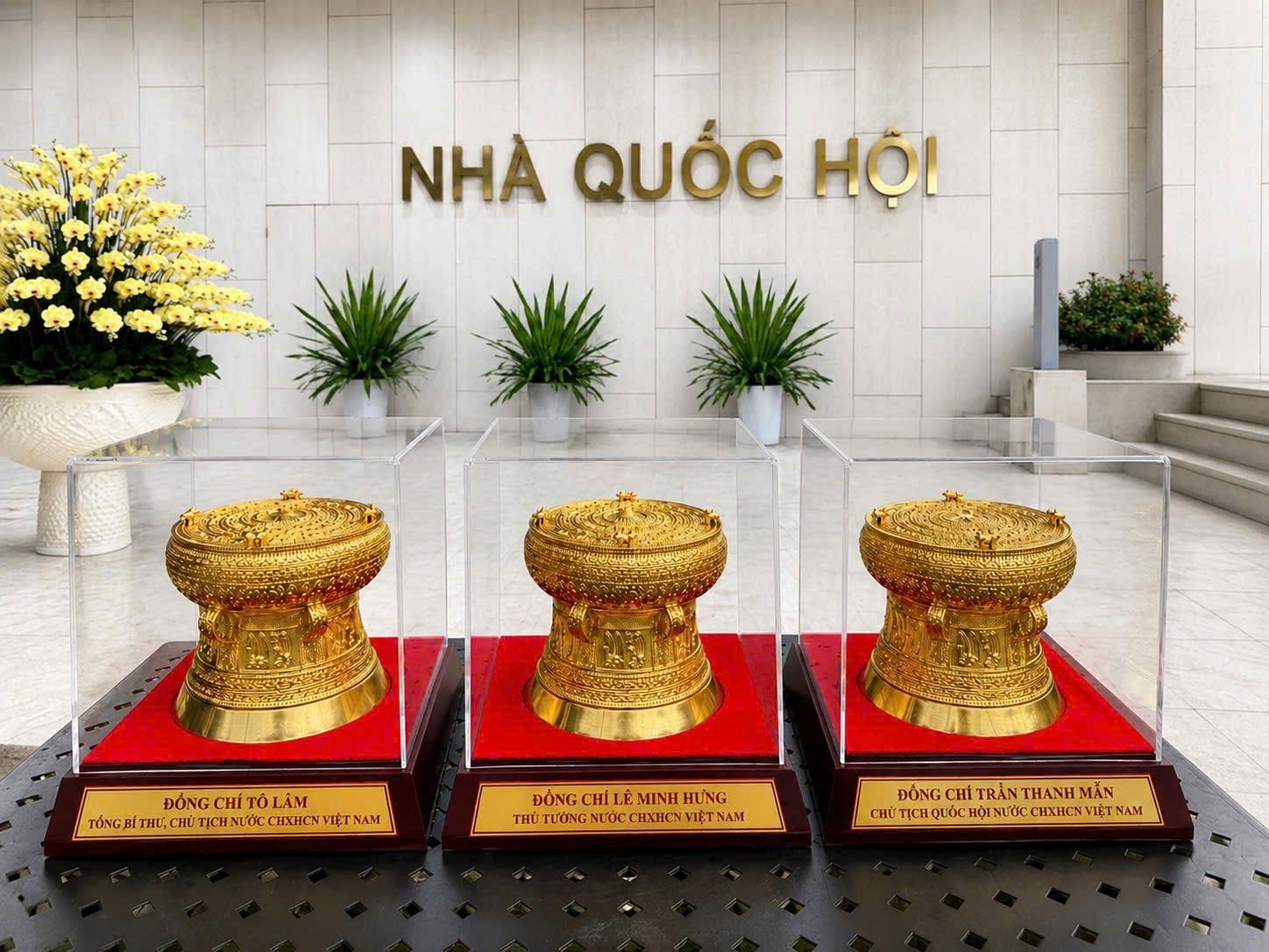  Quà Tặng Trống đồng kèm hộp đầy đủ chức danh 