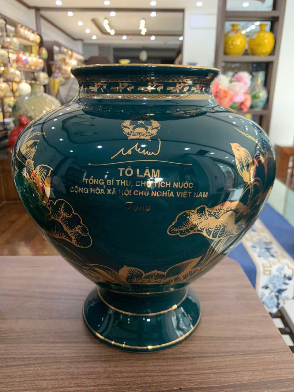  Quà tặng sếp thăng chức - Bình Gốm in logo Quốc huy và chữ kí Tổng bí thư Tô Lâm BKCEVN-8076 