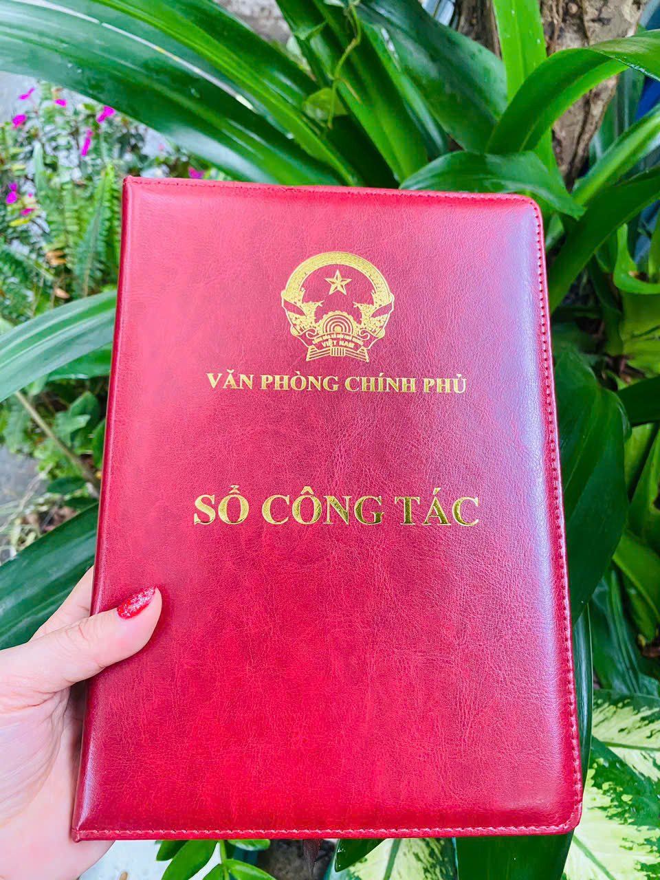  Quà tặng sếp thăng chức - Sổ tay công tác logo Quốc huy Việt Nam 