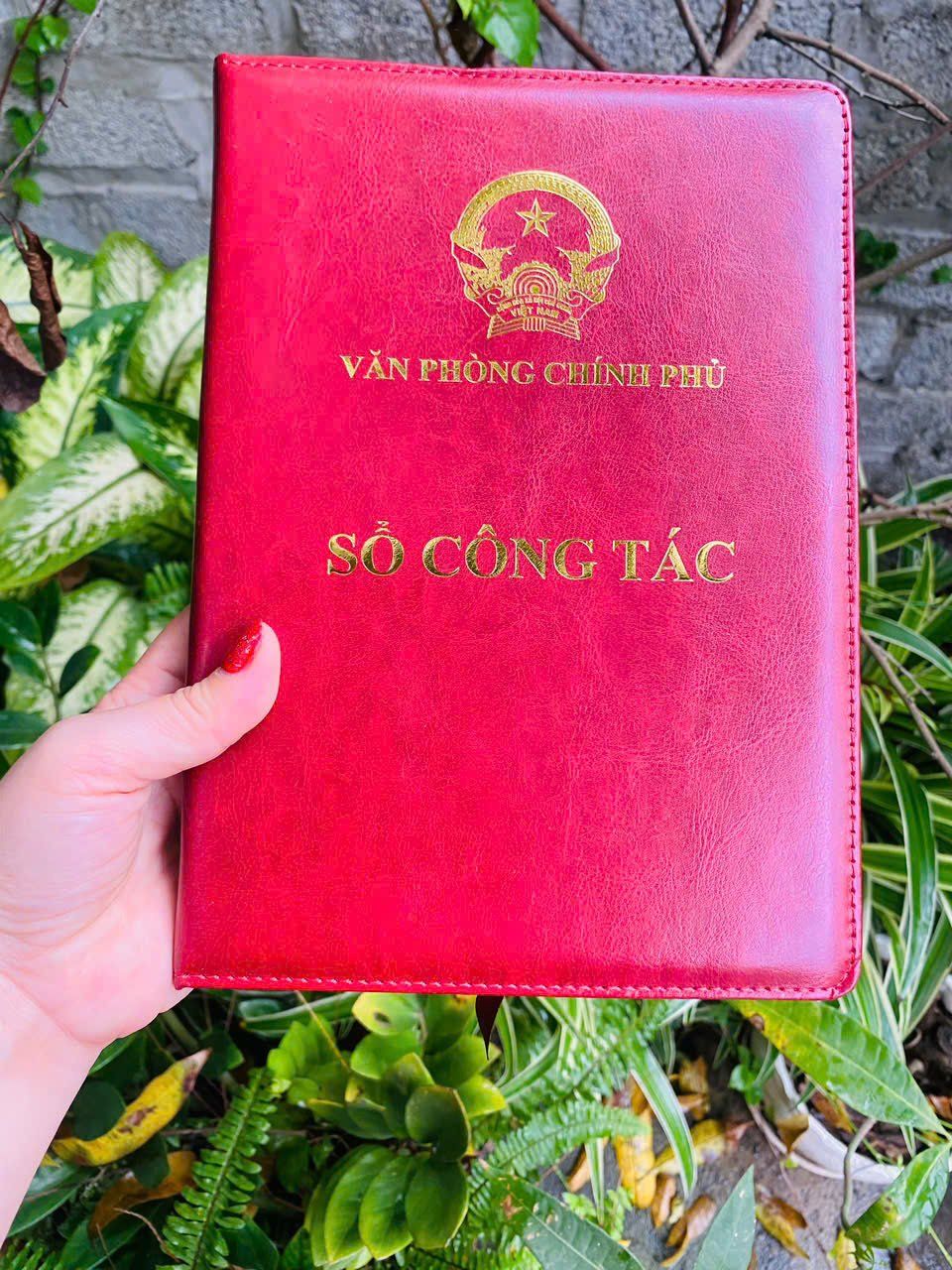  Quà tặng sếp thăng chức - Sổ tay công tác logo Quốc huy Việt Nam 