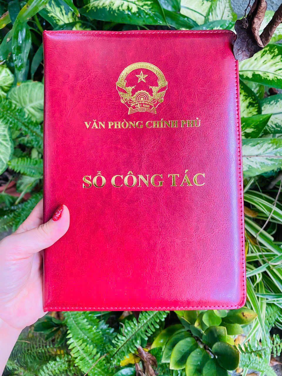  Quà tặng sếp thăng chức - Sổ tay công tác logo Quốc huy Việt Nam 