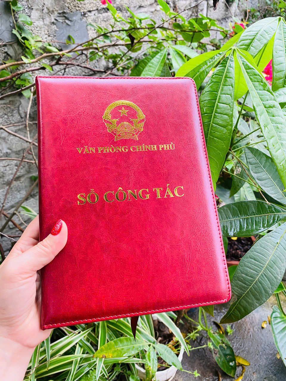  Quà tặng sếp thăng chức - Sổ tay công tác logo Quốc huy Việt Nam 
