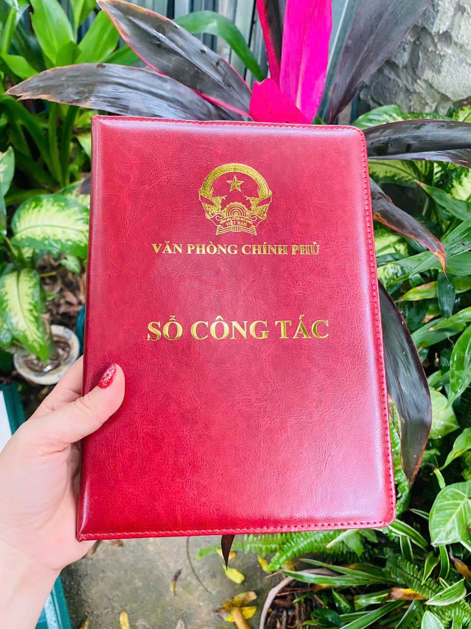  Quà tặng sếp thăng chức - Sổ tay công tác logo Quốc huy Việt Nam 