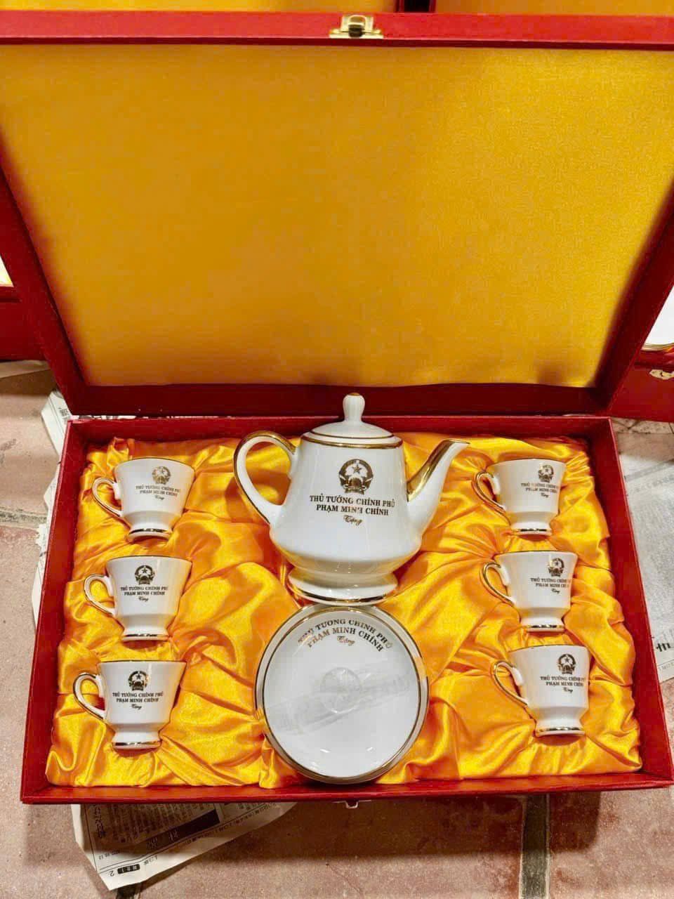  Bộ ấm chén uống trà in logo Thủ tướng chính phủ Việt Nam Phạm Minh chính vẽ vàng 24k 