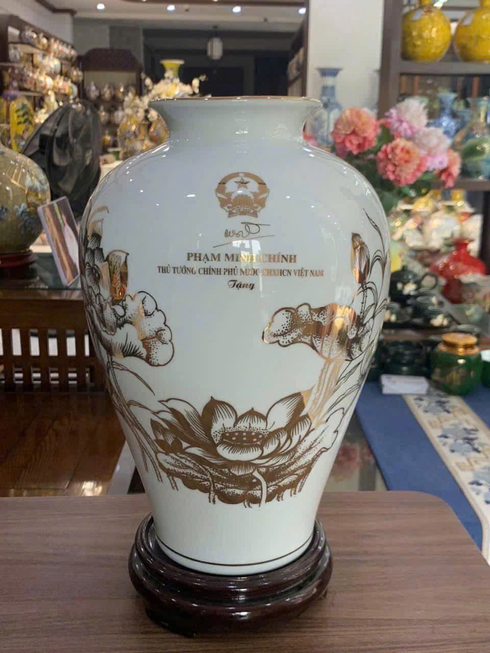 Bình gốm men sứ vẽ vàng 24k in logo Thủ tướng chính phủ VIệt Nam Phạm Minh Chính BKCEVN-8124