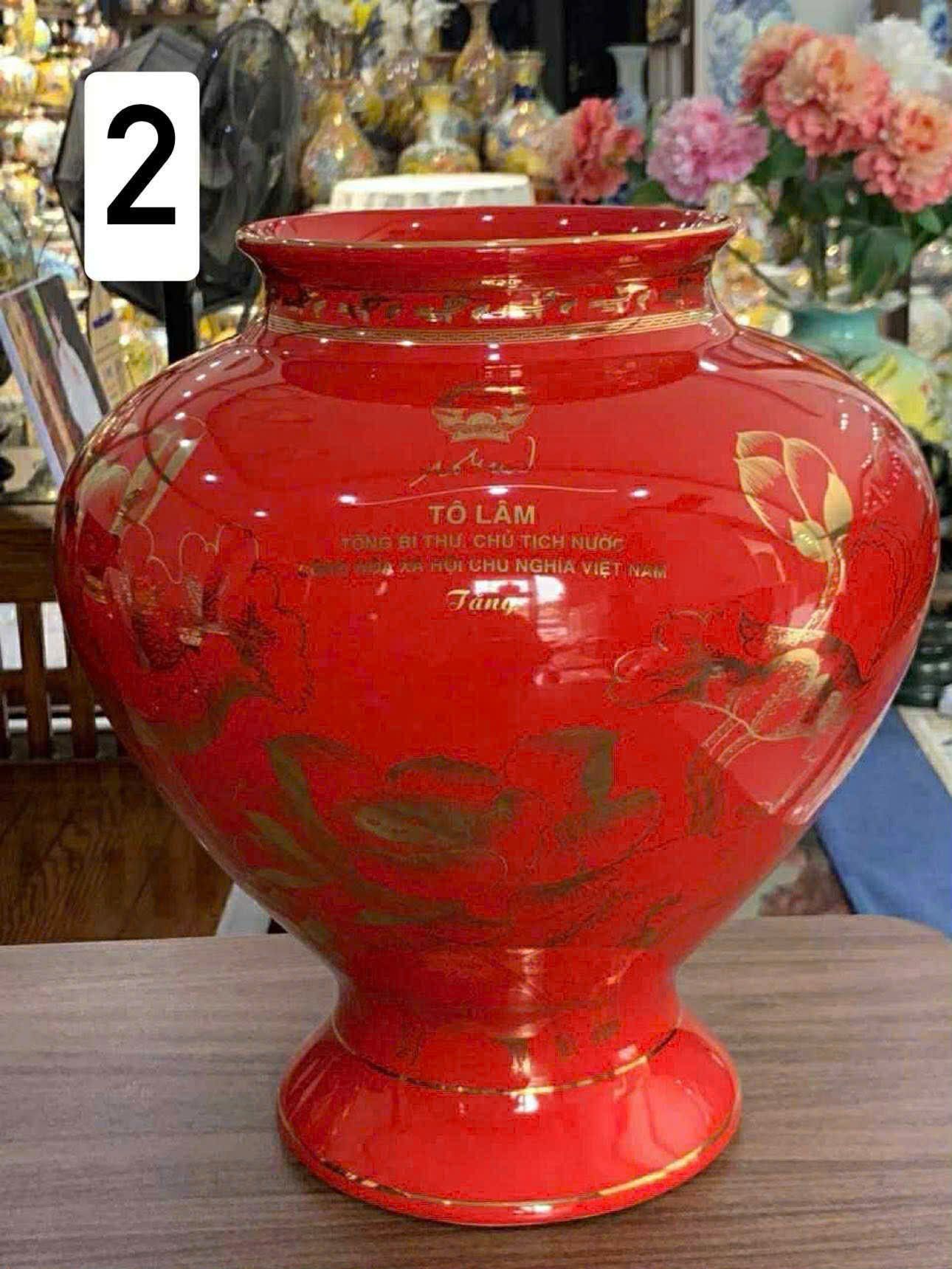 Bình gốm in logo Tổng bí thư Tô Lâm men đỏ họa tiết sen vẽ vàng BKCEVN-8132
