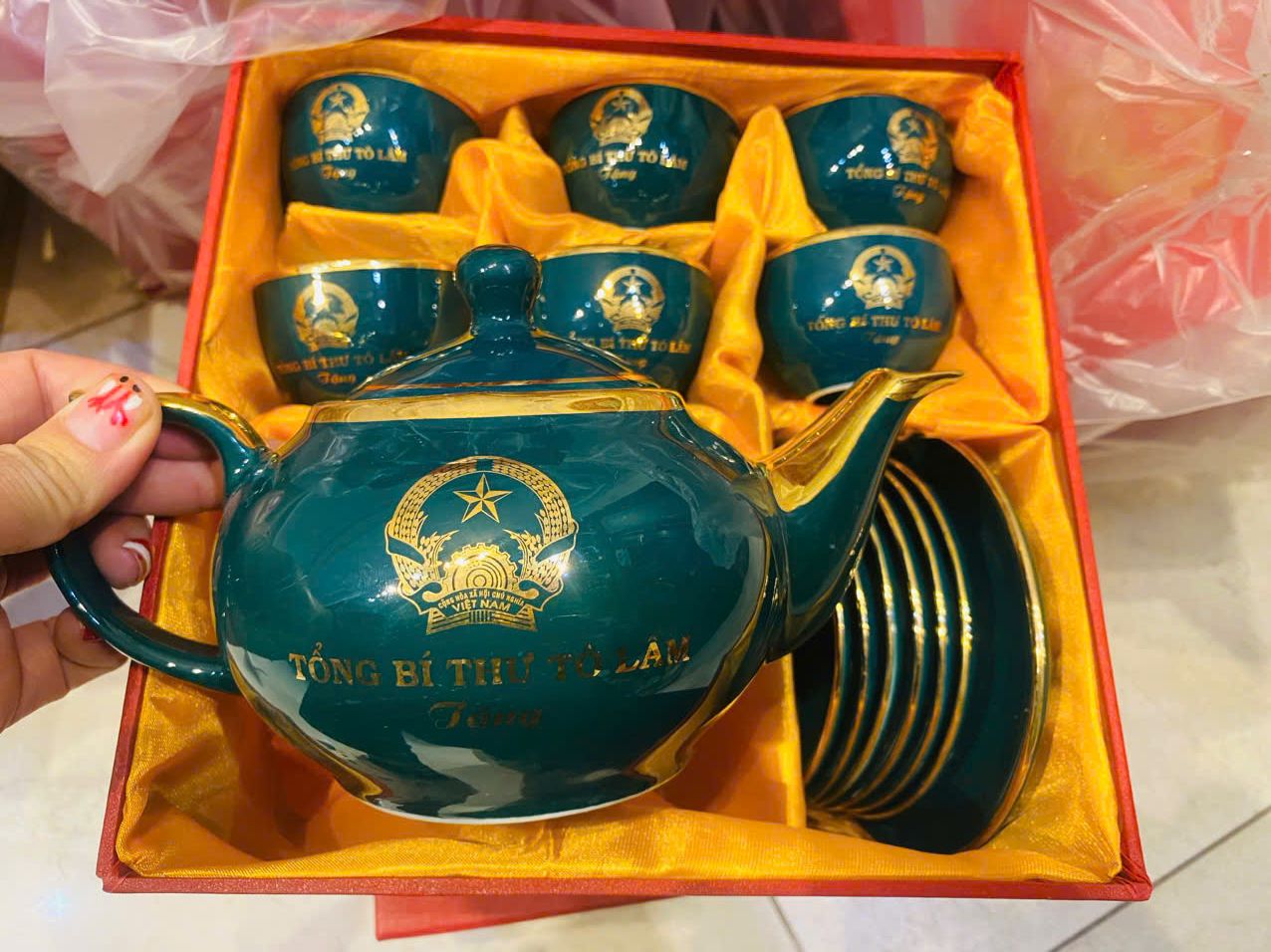  Bộ ấm chén Tổng Bí thư Tô Lâm màu xanh vẽ vàng in logo BKCEVN-8125 