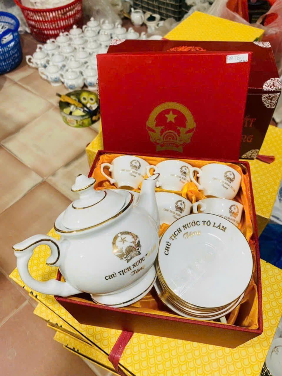  Bộ ấm chén Tổng Bí thư Tô Lâm in logo men ngọc vẽ chỉ vàng BKCEVN-8139 