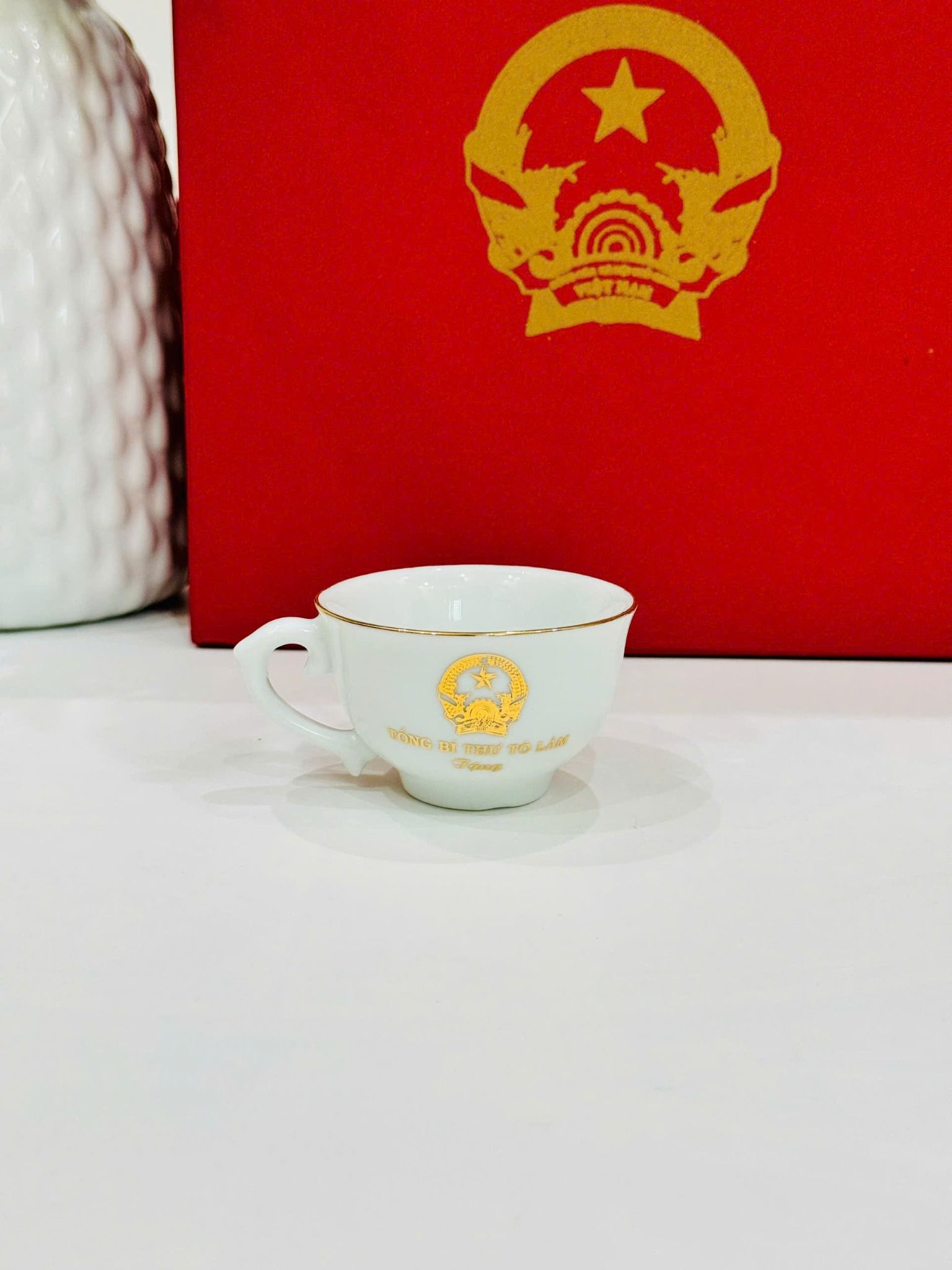  Bộ ấm chén Tổng Bí thư Tô Lâm in logo men ngọc vẽ chỉ vàng BKCEVN-8139 