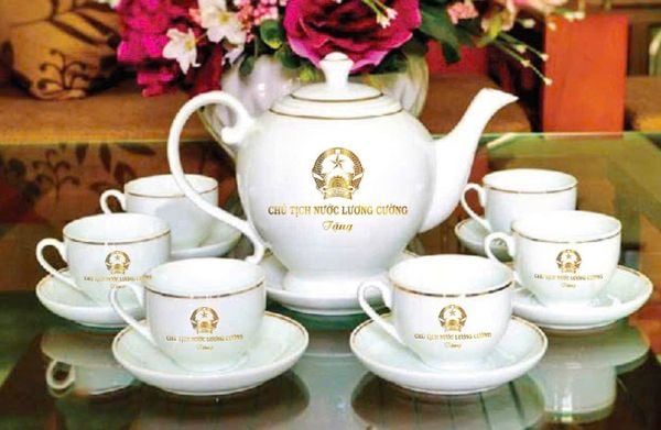  Bộ ấm chén Chủ tịch nước Lương Cường men ngọc in logo vẽ chỉ vàng 650ml BKCEVN-8101 