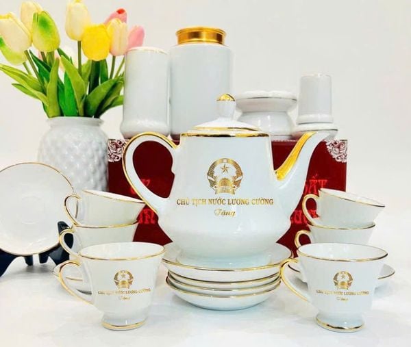  Bộ ấm chén Chủ tịch nước Lương Cường men ngọc in logo vẽ chỉ vàng 650ml BKCEVN-8101 