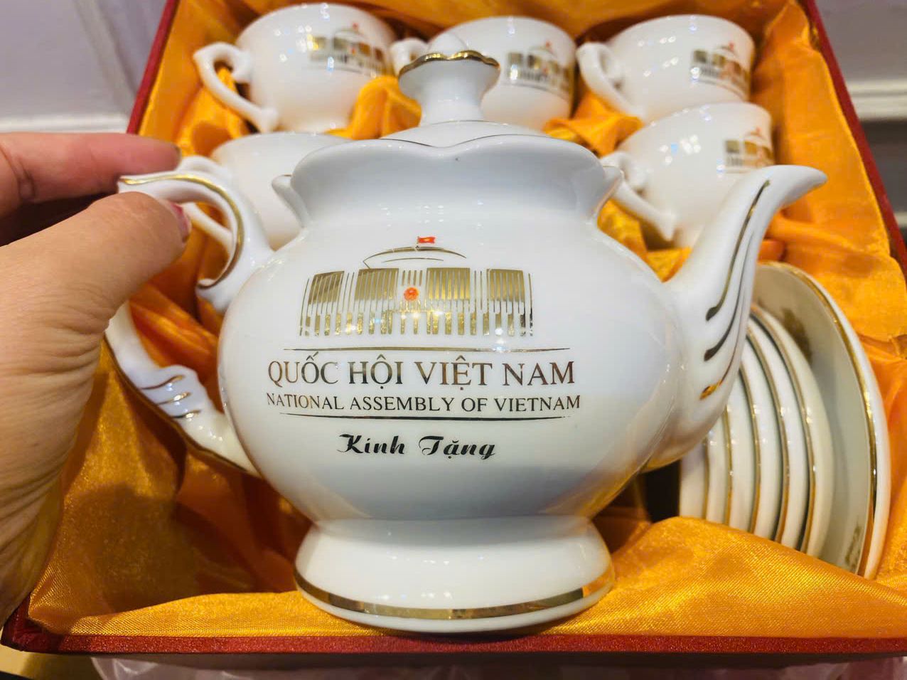  Bộ ấm chén Quốc Hội Việt Nam men sứ vẽ vàng cao cấp BKCEVN-8208 