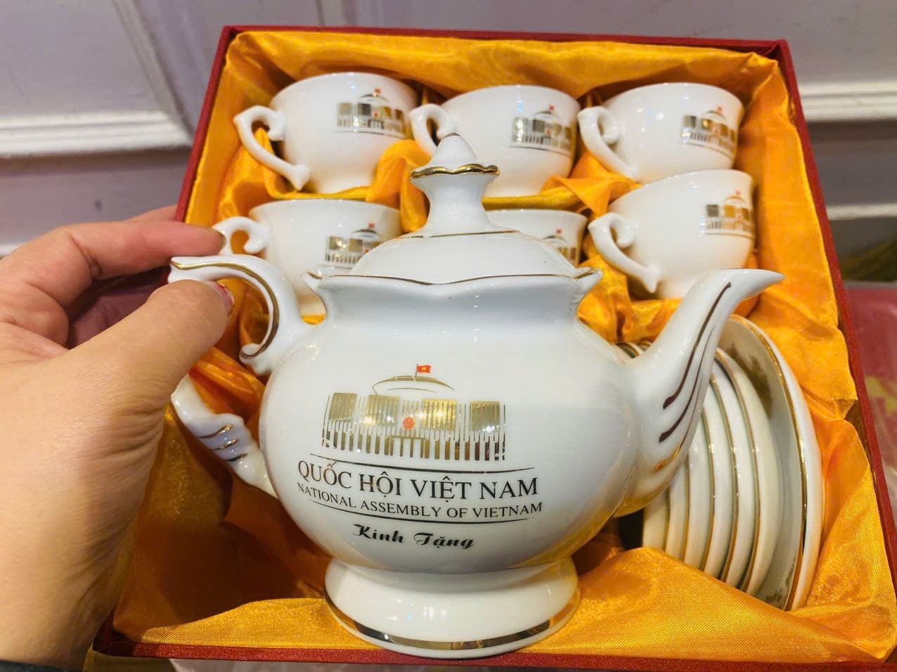  Bộ ấm chén Quốc Hội Việt Nam men sứ vẽ vàng cao cấp BKCEVN-8208 