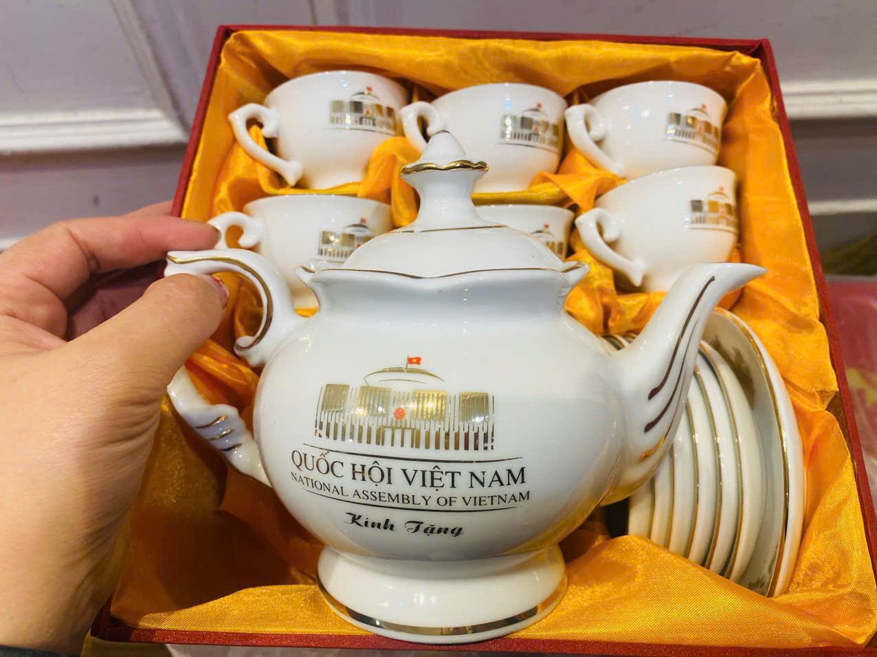  Bộ ấm chén Quốc Hội Việt Nam men sứ vẽ vàng cao cấp BKCEVN-8208 
