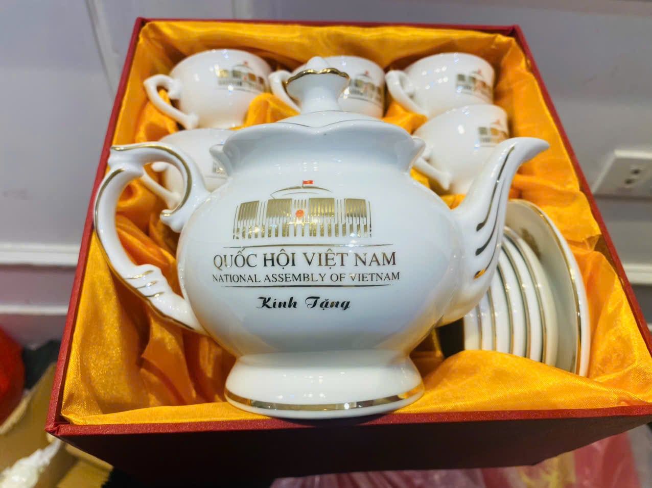  Bộ ấm chén Quốc Hội Việt Nam men sứ vẽ vàng cao cấp BKCEVN-8208 