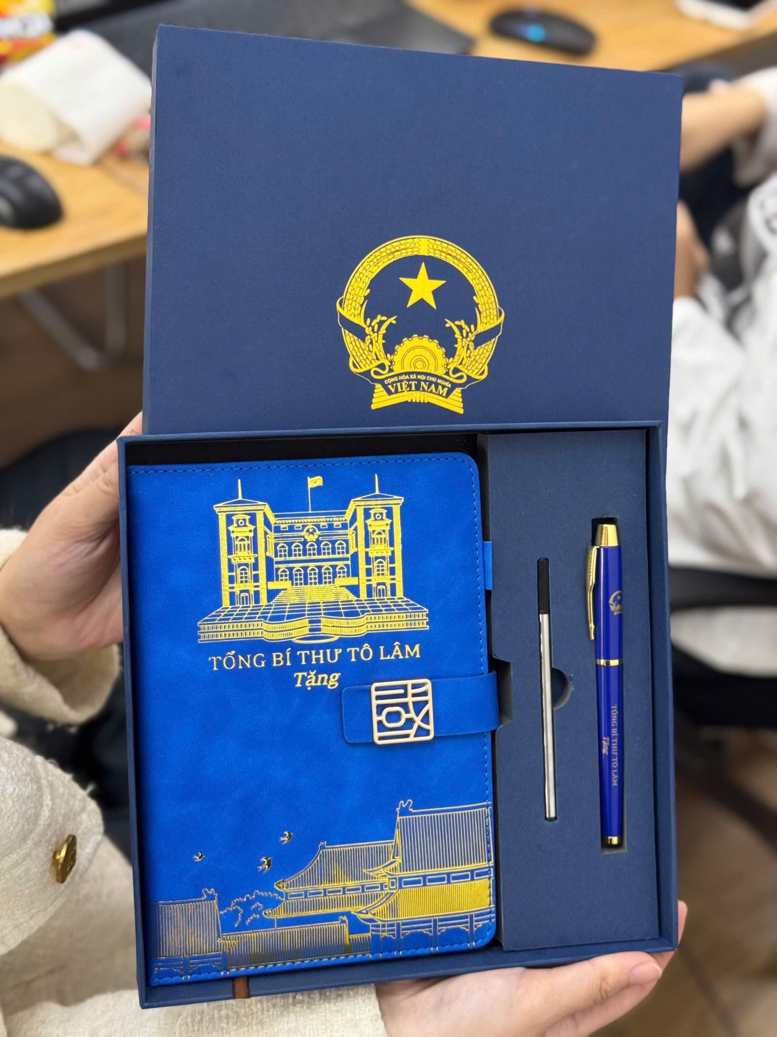 Set quà tặng sổ tay in Tổng Bí Thư Tô Lâm kèm bút màu xanh 