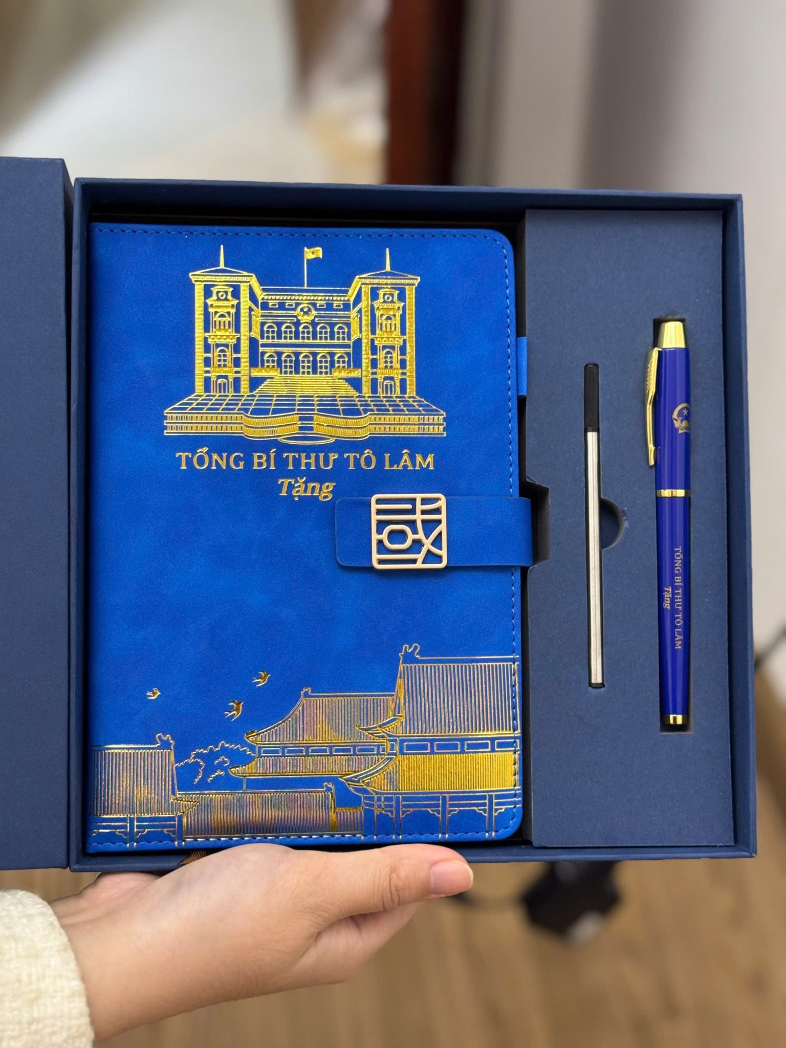  Set quà tặng sổ tay in Tổng Bí Thư Tô Lâm kèm bút màu xanh 
