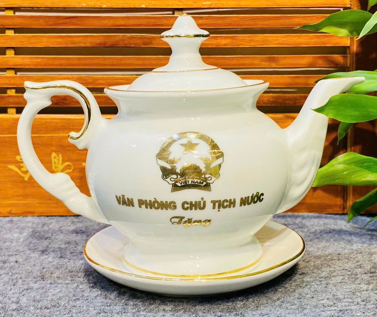  Bộ ấm chén in logo văn phòng chủ tịch nước vẽ vàng màu trắng 600ml BKCECN-9359 