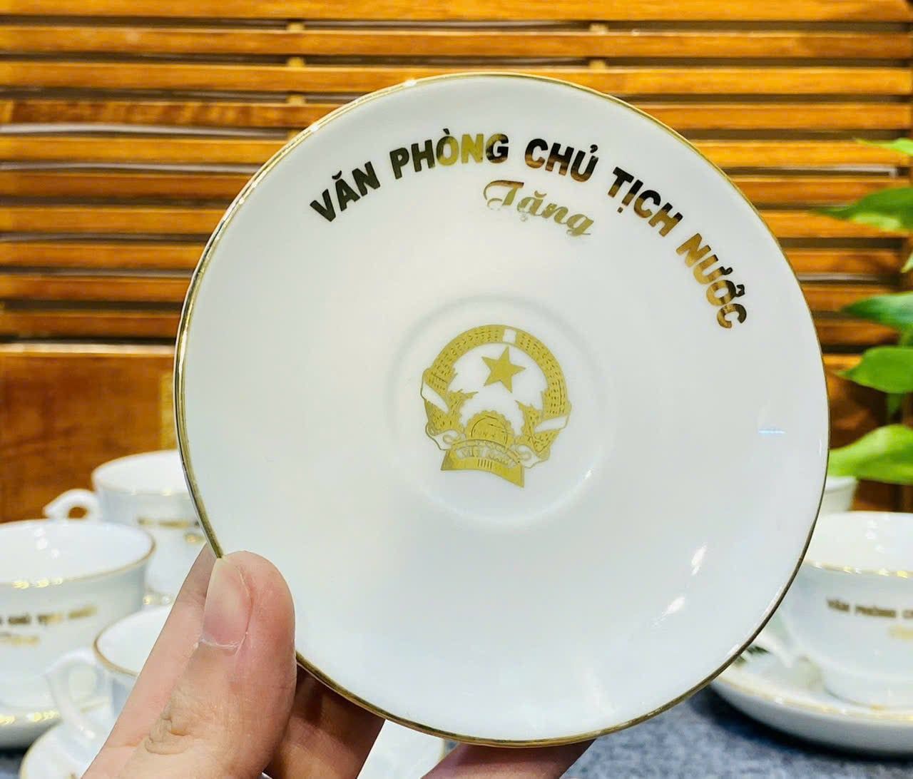  Bộ ấm chén in logo văn phòng chủ tịch nước vẽ vàng màu trắng 600ml BKCECN-9359 