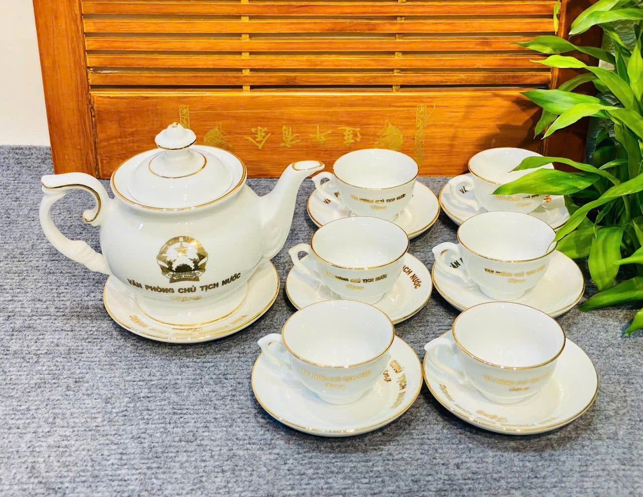  Bộ ấm chén in logo văn phòng chủ tịch nước vẽ vàng màu trắng 600ml BKCECN-9359 