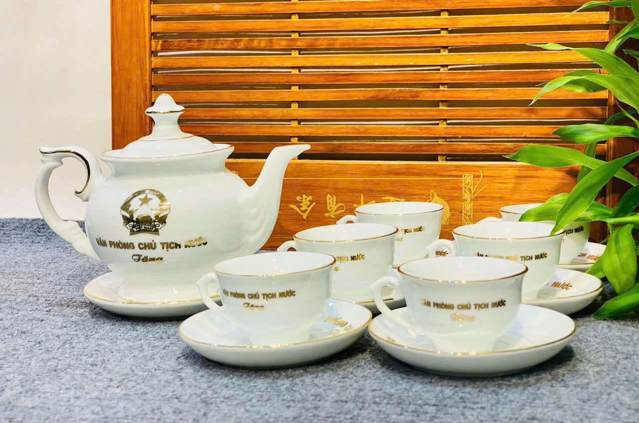  Bộ ấm chén in logo văn phòng chủ tịch nước vẽ vàng màu trắng 600ml BKCECN-9359 