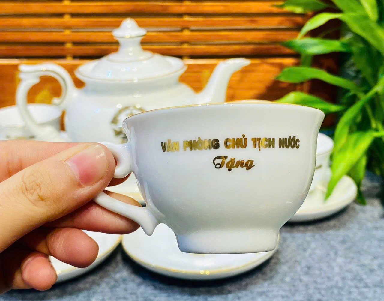  Bộ ấm chén in logo văn phòng chủ tịch nước vẽ vàng màu trắng 600ml BKCECN-9359 