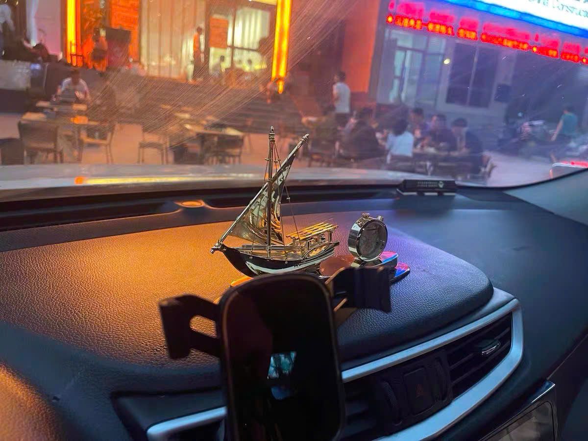  Mô hình thuyền buồm để xe hơi kết hợp đồng hồ BKMECN-9307 