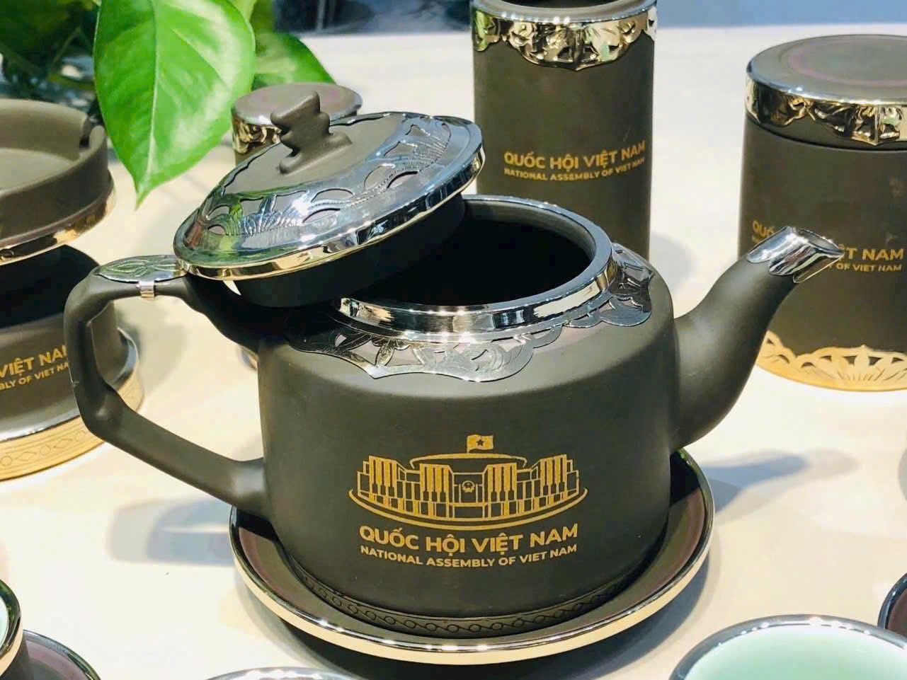  Bộ ấm chén văn phòng Quốc hội Việt Nam – gốm Tử Sa Bát Tràng bọc bạc trắng BKCEVN-8245 