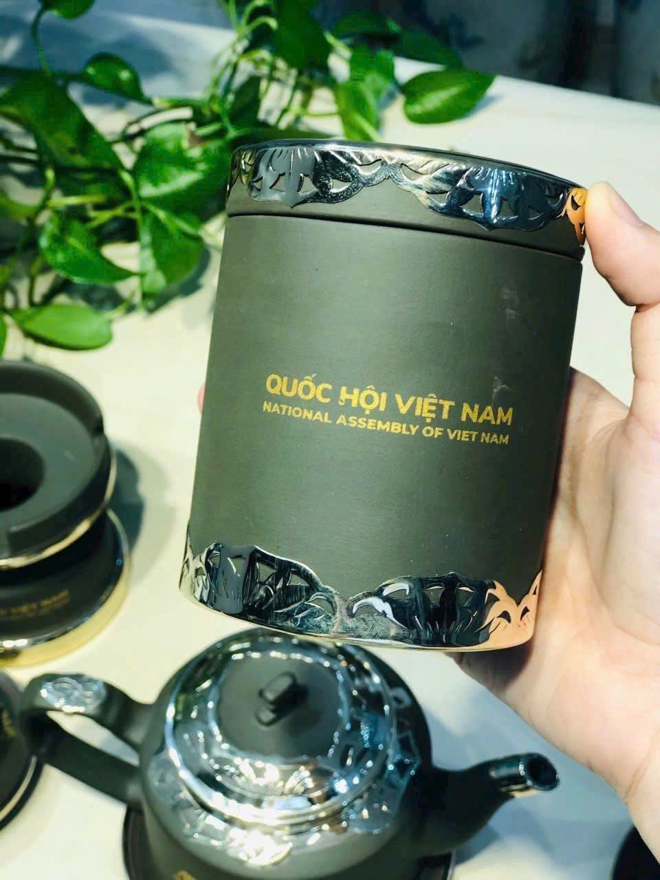  Bộ ấm chén văn phòng Quốc hội Việt Nam – gốm Tử Sa Bát Tràng bọc bạc trắng BKCEVN-8245 