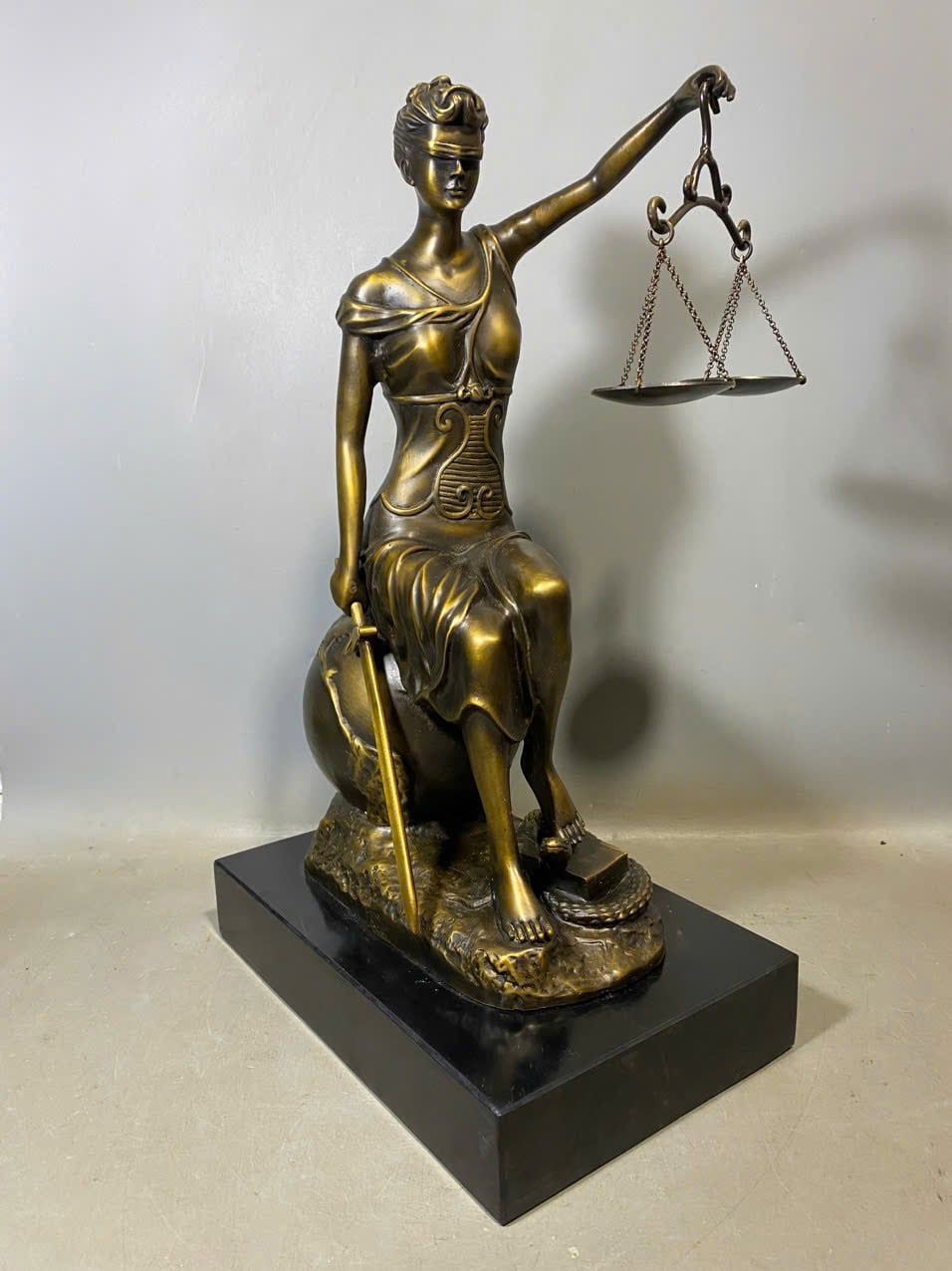  Tượng Tây Nữ Hoàng Công Lý BKMECN-9375 