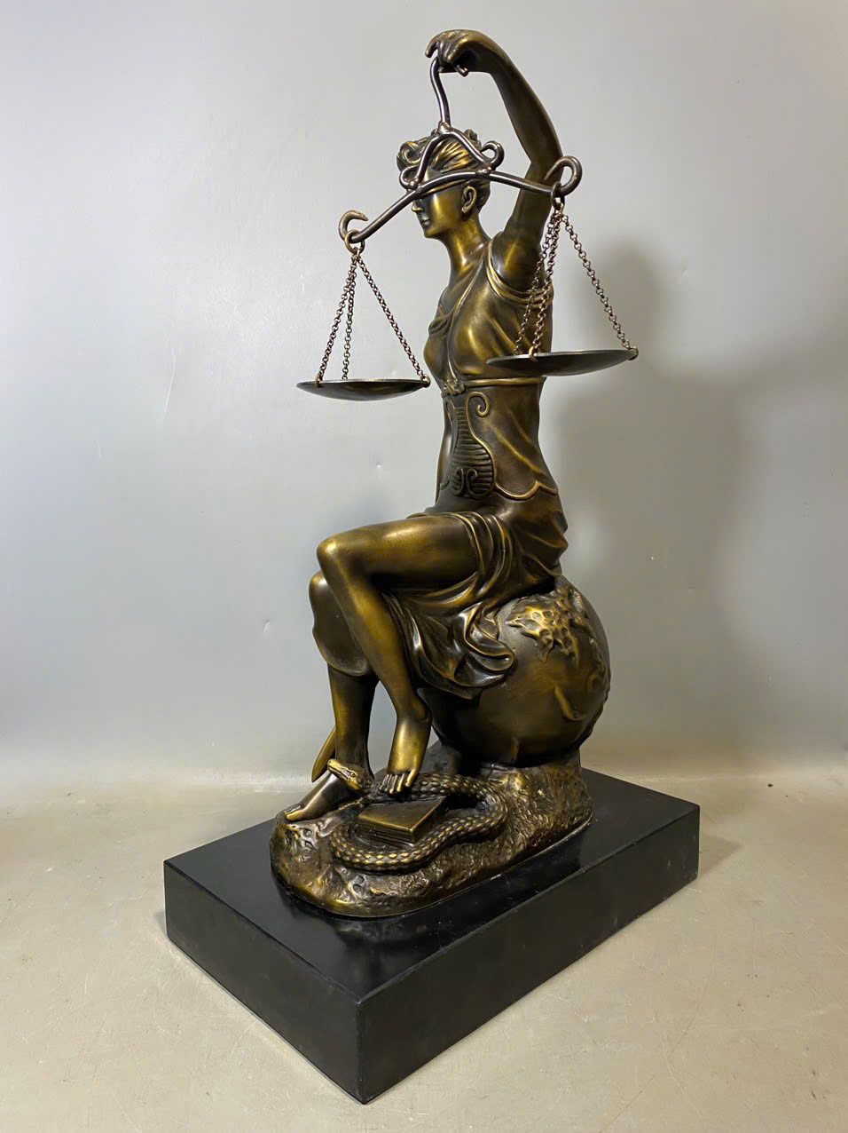  Tượng Tây Nữ Hoàng Công Lý BKMECN-9375 