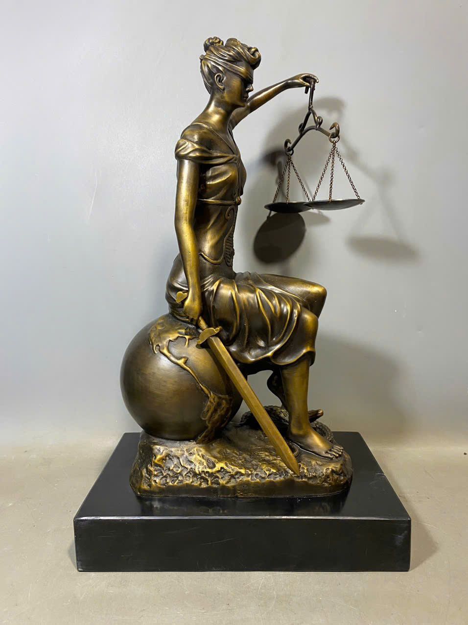  Tượng Tây Nữ Hoàng Công Lý BKMECN-9375 