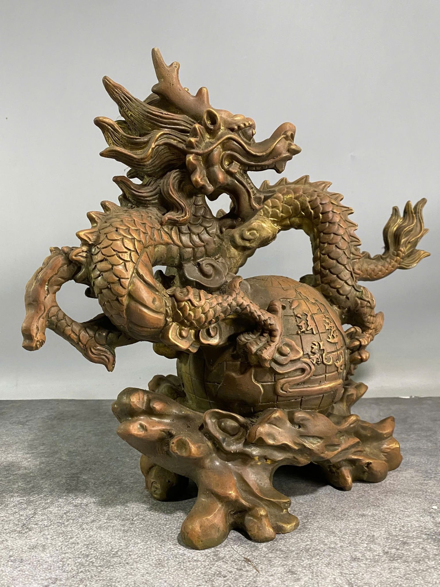  Rồng quấn quả địa cầu bằng đồng BKMECN-9268 