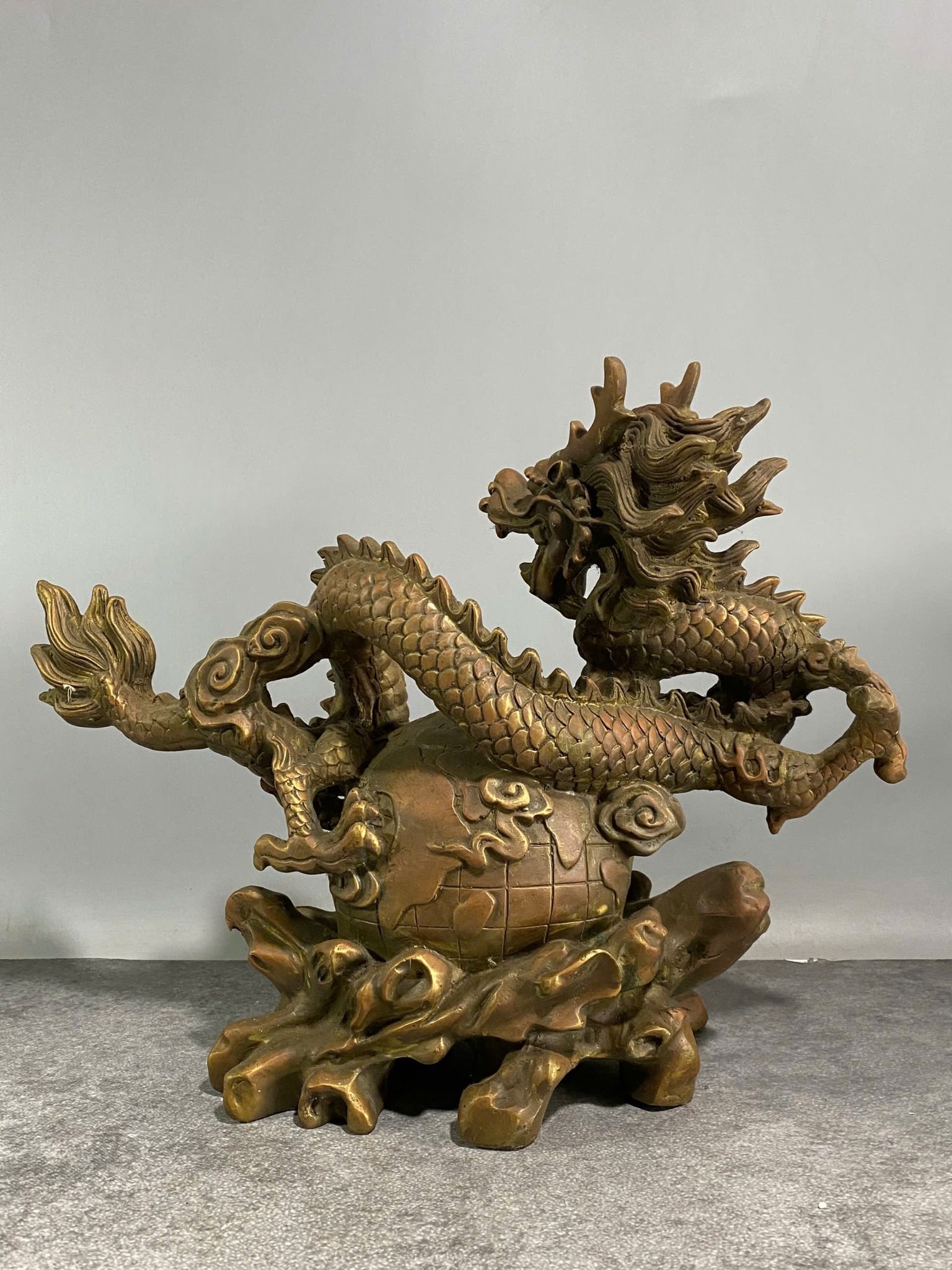  Rồng quấn quả địa cầu bằng đồng BKMECN-9268 