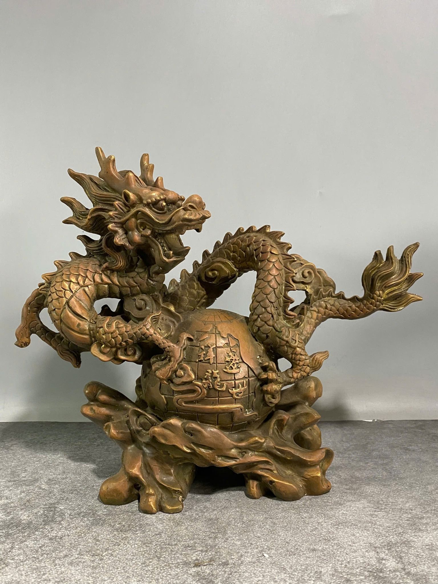  Rồng quấn quả địa cầu bằng đồng BKMECN-9268 