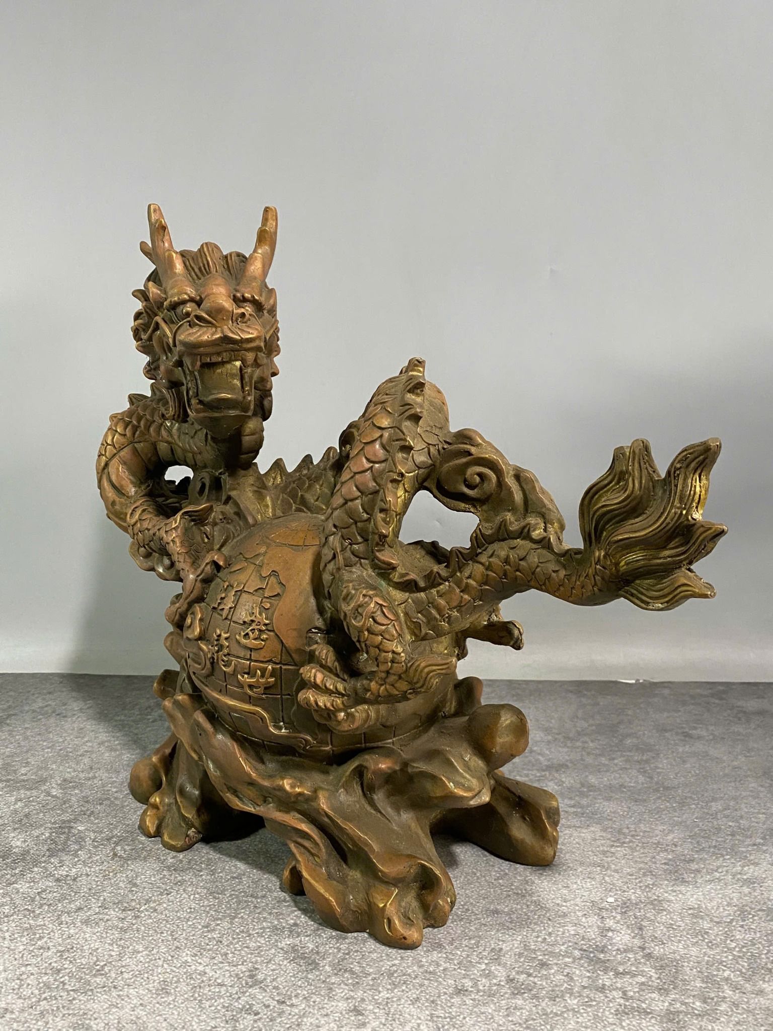  Rồng quấn quả địa cầu bằng đồng BKMECN-9268 