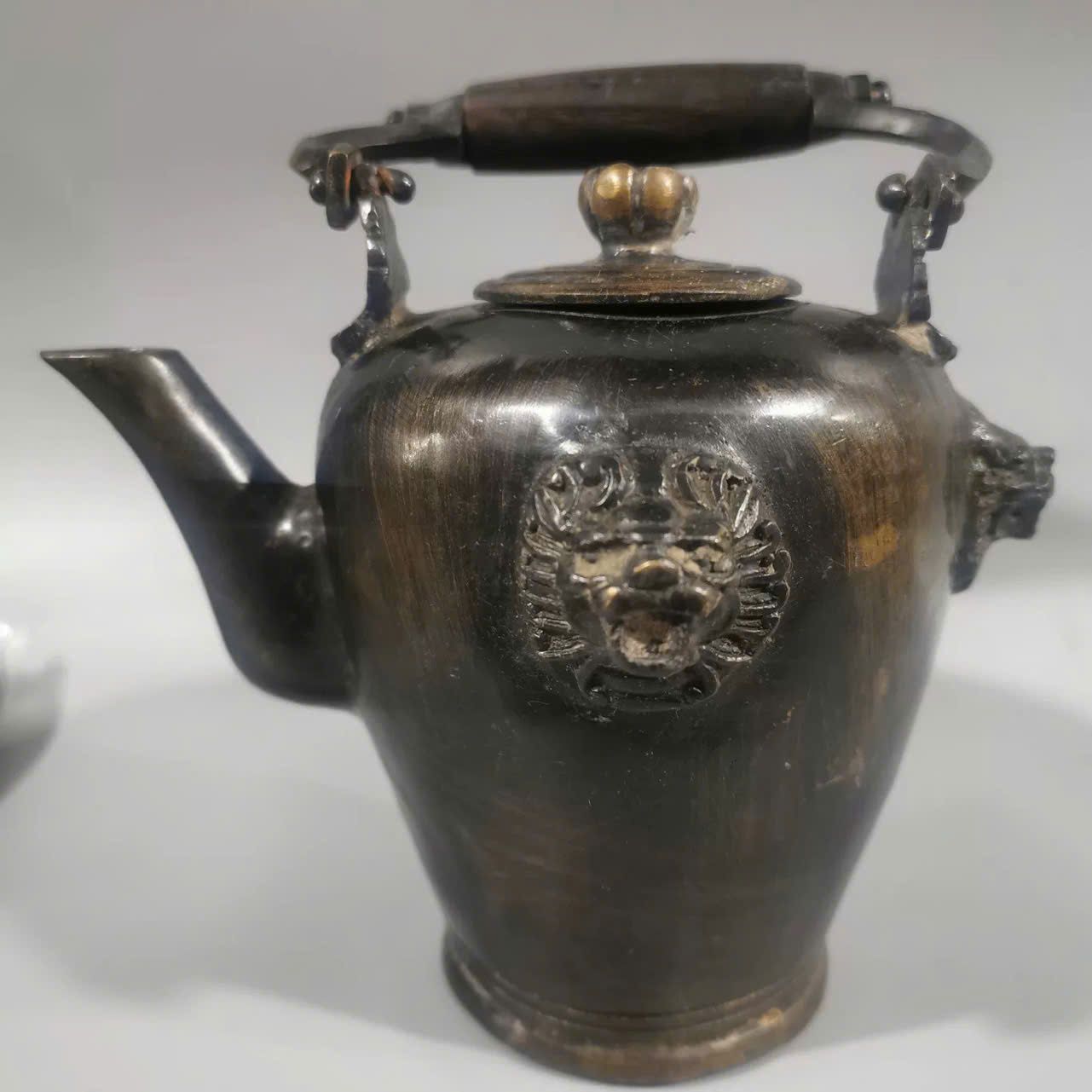  Ấm đồng sưu tầm khắc nổi đầu sư tử BKMECN-9266 