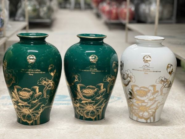 Bình gốm Tổng Bí Thư Tô Lâm họa tiết hoa sen vẽ vàng BKCECN-9388 