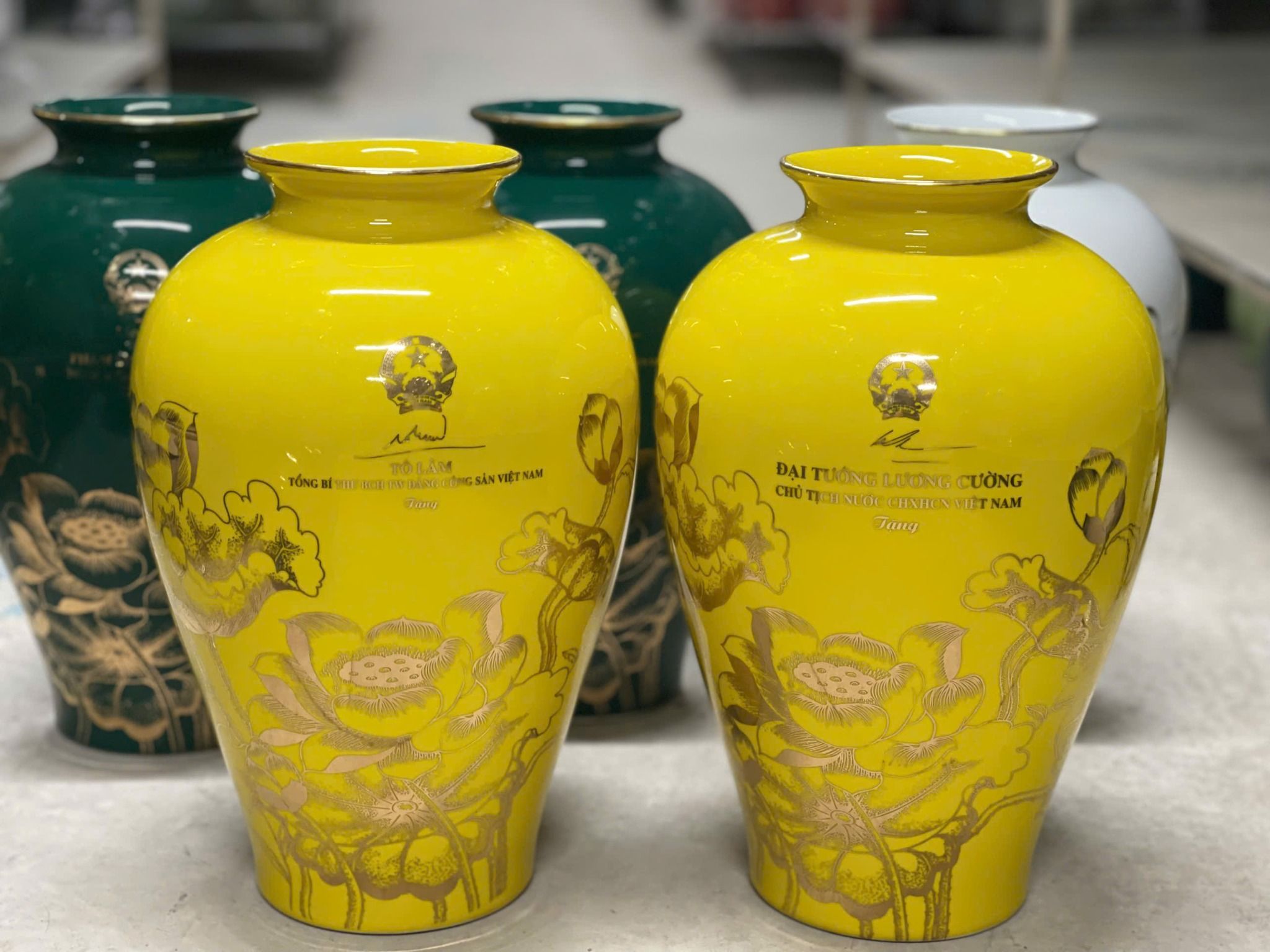  Bình gốm họa tiết hoa sen vẽ vàng BKCECN-9389 