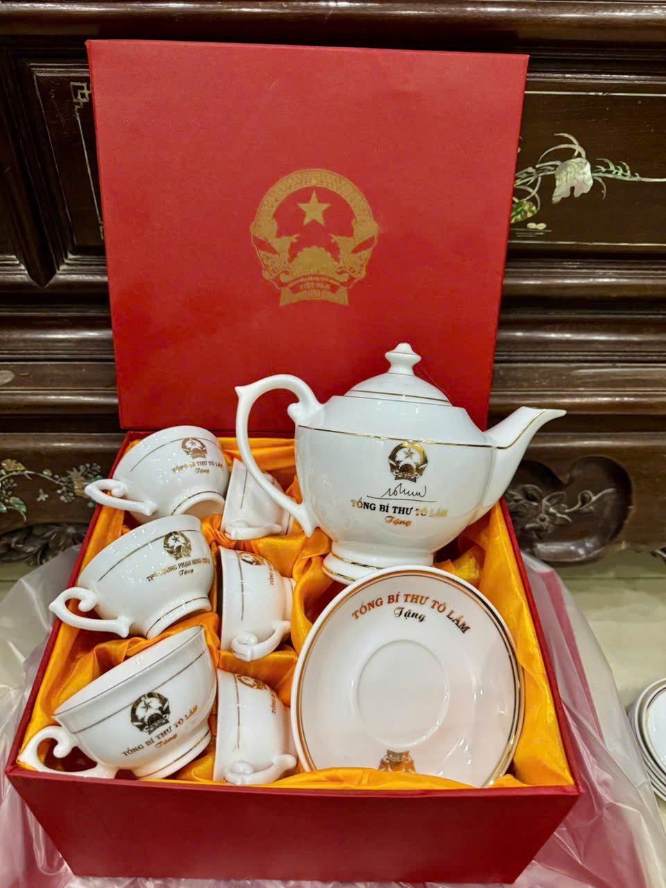  Bộ Ấm Chén Tổng Bí Thư Tô Lâm – Bát Tràng Màu Trắng Chỉ Vàng BKCECN-9497 