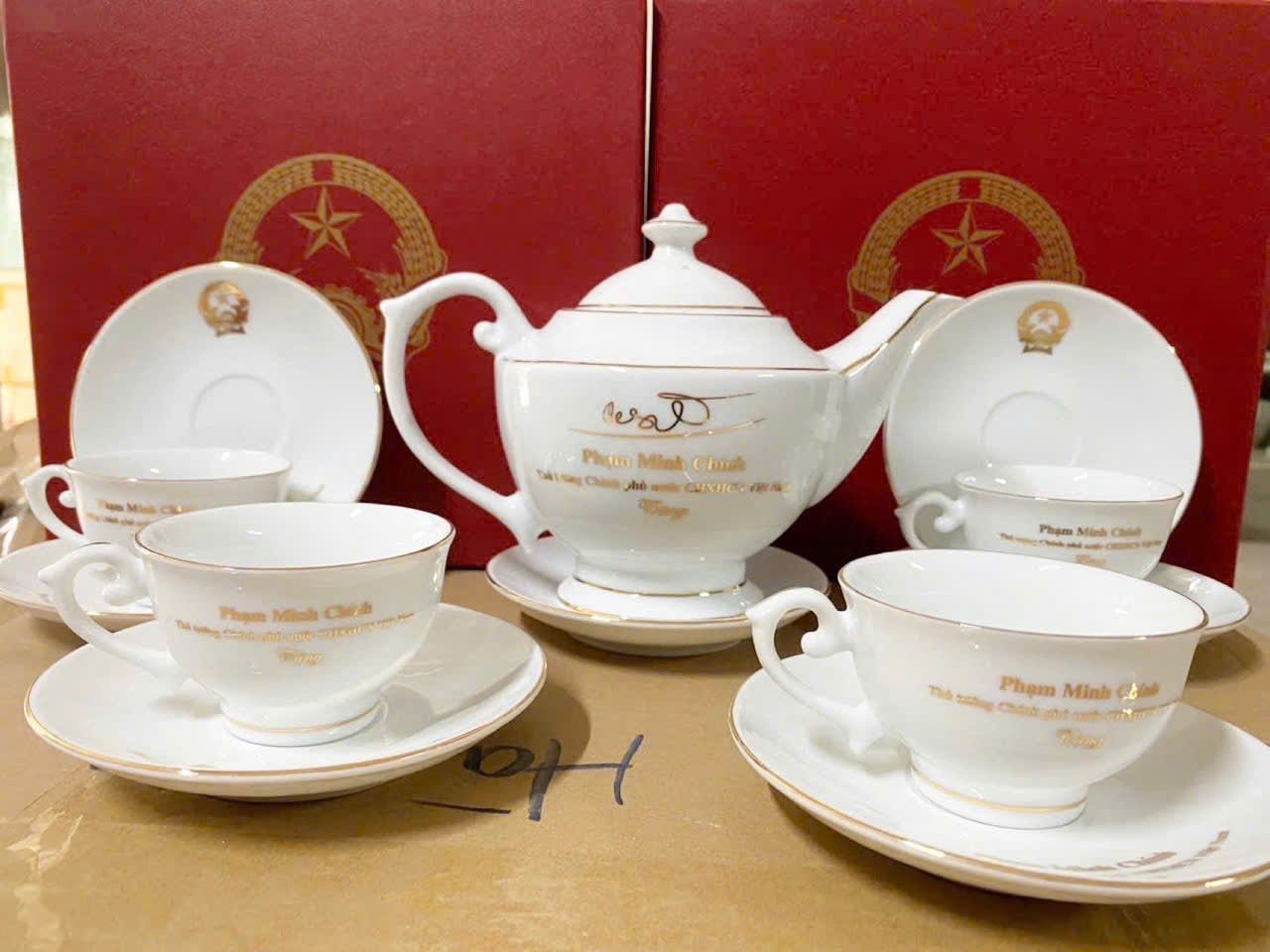  Bộ ấm chén Đèn Thần gốm sứ Bát Tràng cao cấp – phiên bản in logo Thủ tướng Chính phủ BKCECN-9763 