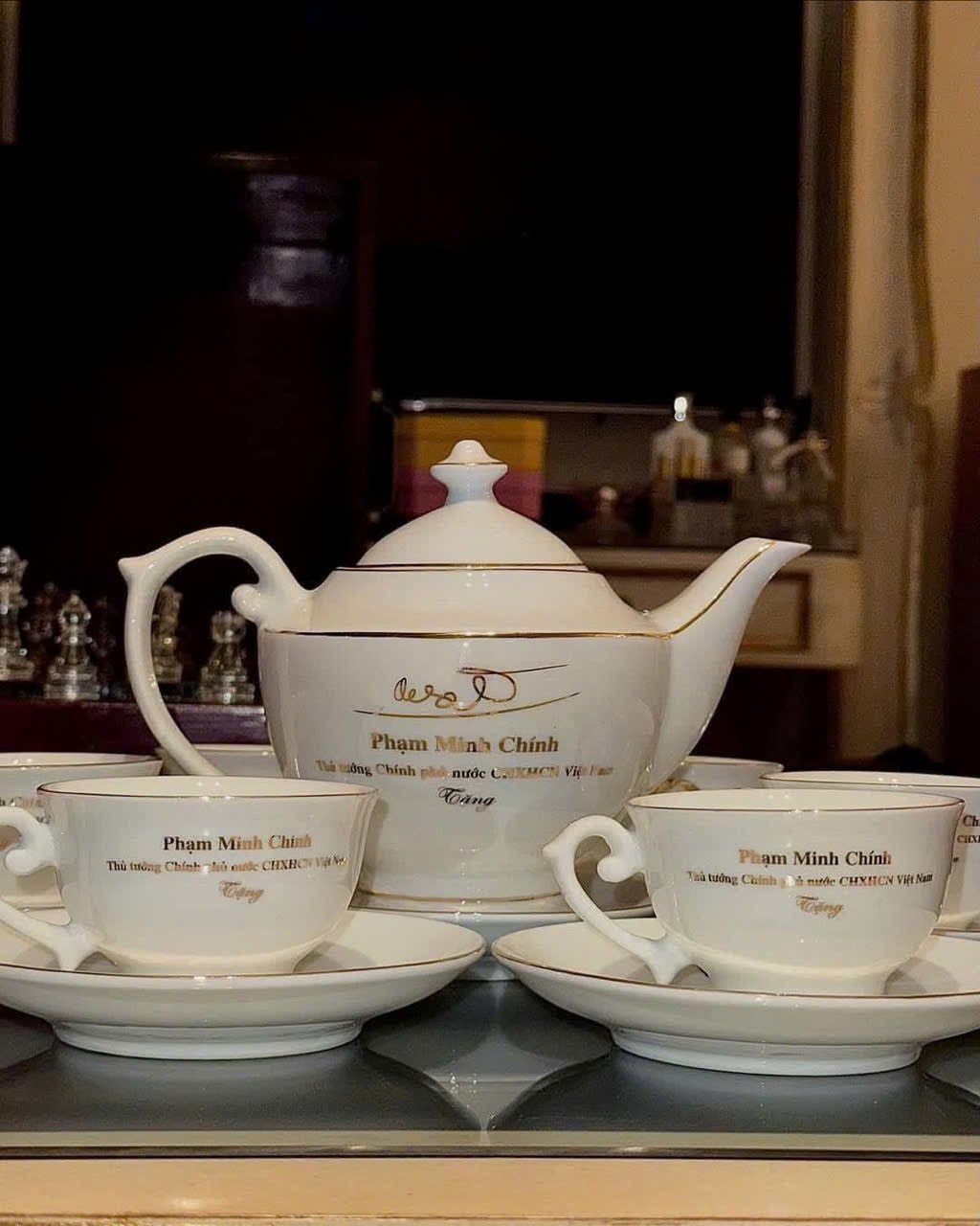  Bộ ấm chén Đèn Thần chỉ vàng in chữ Thủ tướng Phạm Minh Chính BKCECN-9956 